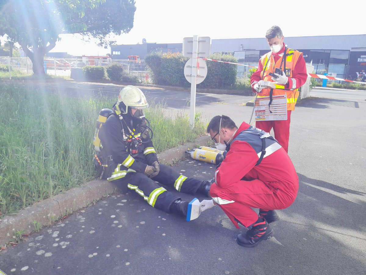 [MANOEUVRES] RAD🚒
Les 12 et 19 mai, les #sapeurspompiers ont réalisé des exercices dédiés au risque radiologique avec  <a href="/Atmo_na/">Atmo Nouvelle-Aquitaine</a>.
➡️Il est important pour le <a href="/SDIS17/">Pompiers17</a> de collaborer avec les entreprises locales pour participer à la sauvegarde du tissu socio-économique du territoire.