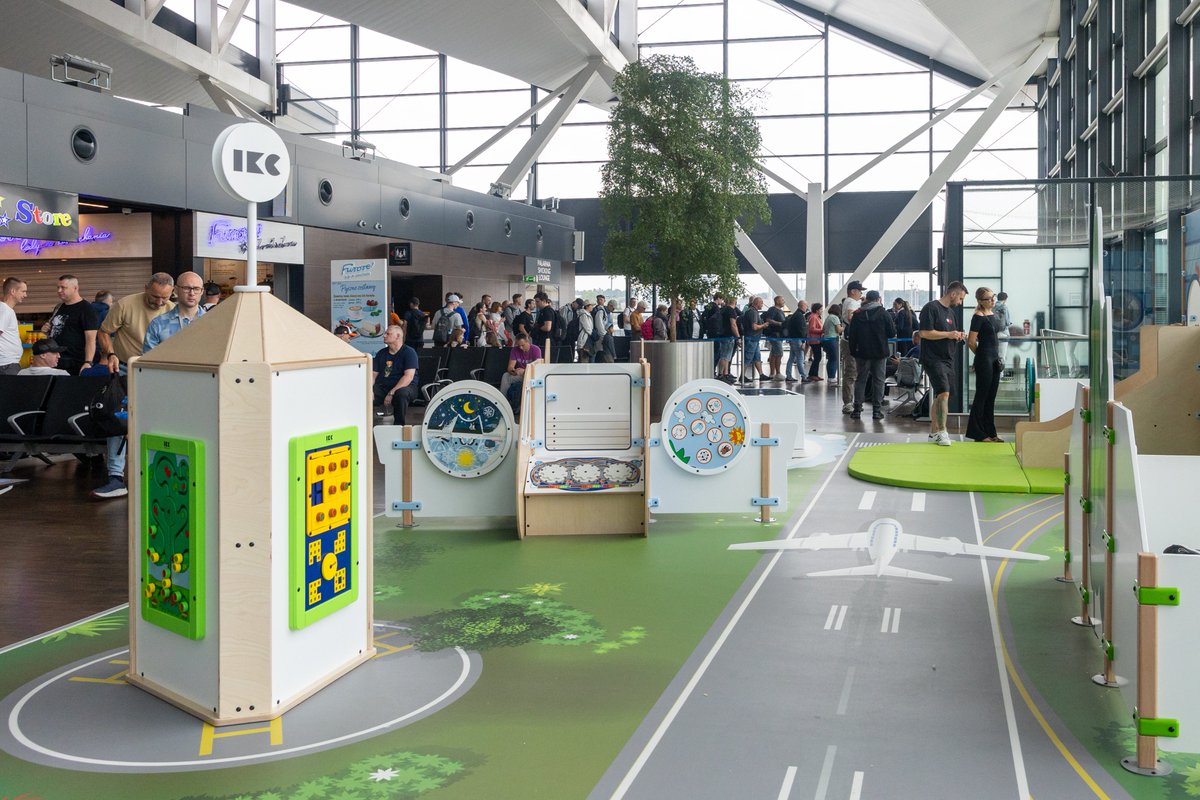 AirportGdansk's tweet image. Z myślą o najmłodszych pasażerach i ich opiekunach, stworzyliśmy nową atrakcję – kolorowy, bezpieczny i inspirujący plac zabaw! 🎠👧🏼🧒🏼 Zlokalizowany w strefie odlotów, plac to idealne miejsce na spędzenie czasu przed wylotem 🛫 Szczegółowe informacje 👉🏻 bit.ly/46dqdUF 🔗