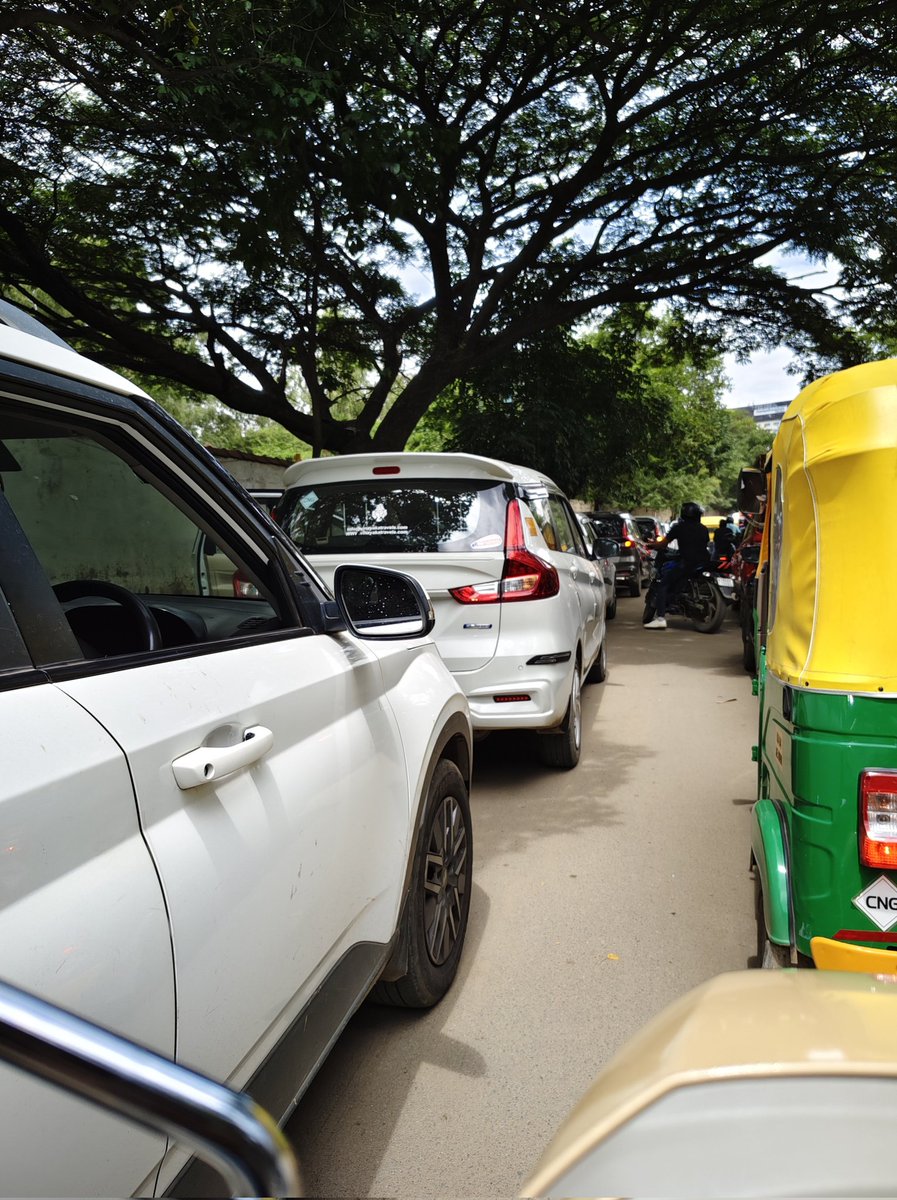 ShettyVinoth's tweet photo. Huge traffic in ITPL main road, illegal parking outside tata elxsi.#bengalurutrafficpolice https://t.co/H0ULI9IexA