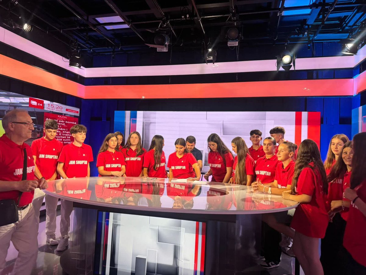 Mbyllet me sukses Edicioni i 3-të i Shkollës Verore "Jam Shqiptar" - një rrugëtim fantastik prej 10 ditësh i njohjes me Atdheun të 20 vajzave e djemve nga diaspora jonë në Zvicër.

Përgjatë muajit Korrik, të rinjtë patën mundësi të afrohen më shumë me gjuhën, kulturën dhe