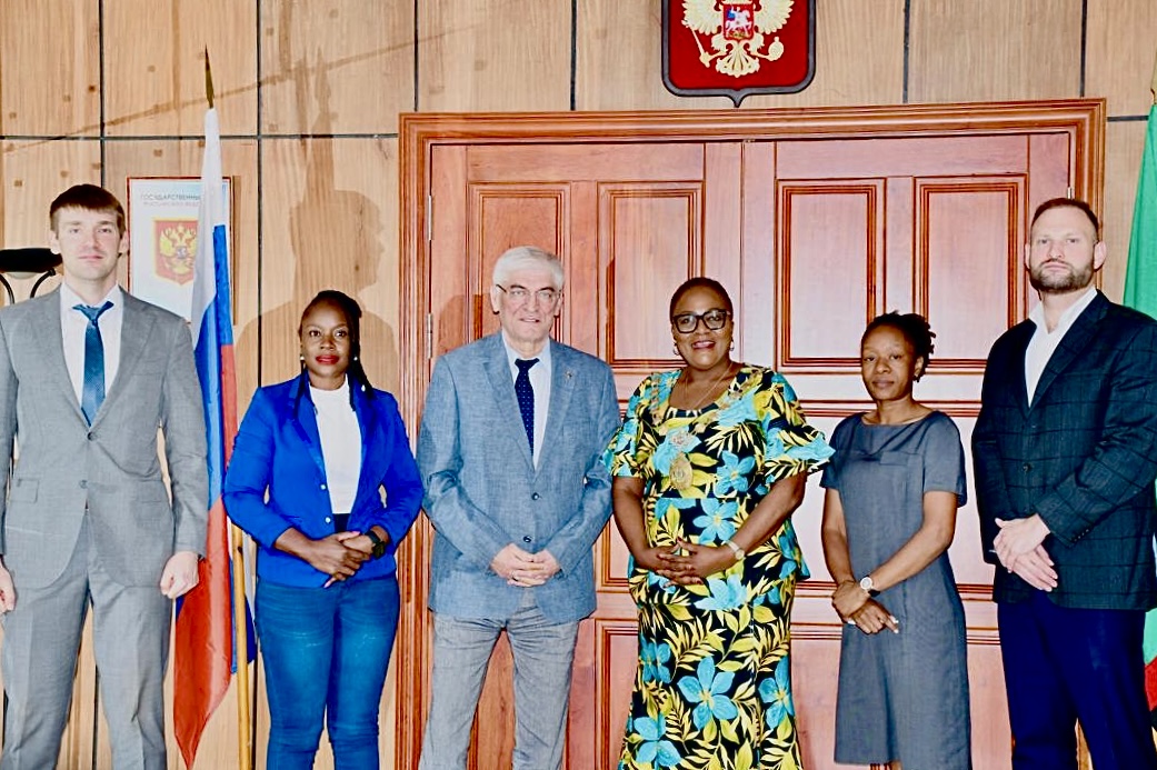 RusembZ's tweet image. 12 July, at the Russian Embassy, Russian Ambassador held a meeting with the Mayor of Lusaka, Mrs. Chilando Chitangala to discuss her upcoming visit for the Transport Summit in Moscow and future cooperation between Russia and Zambia.
#Russia #Zambia #Lusaka #cooperationinternation