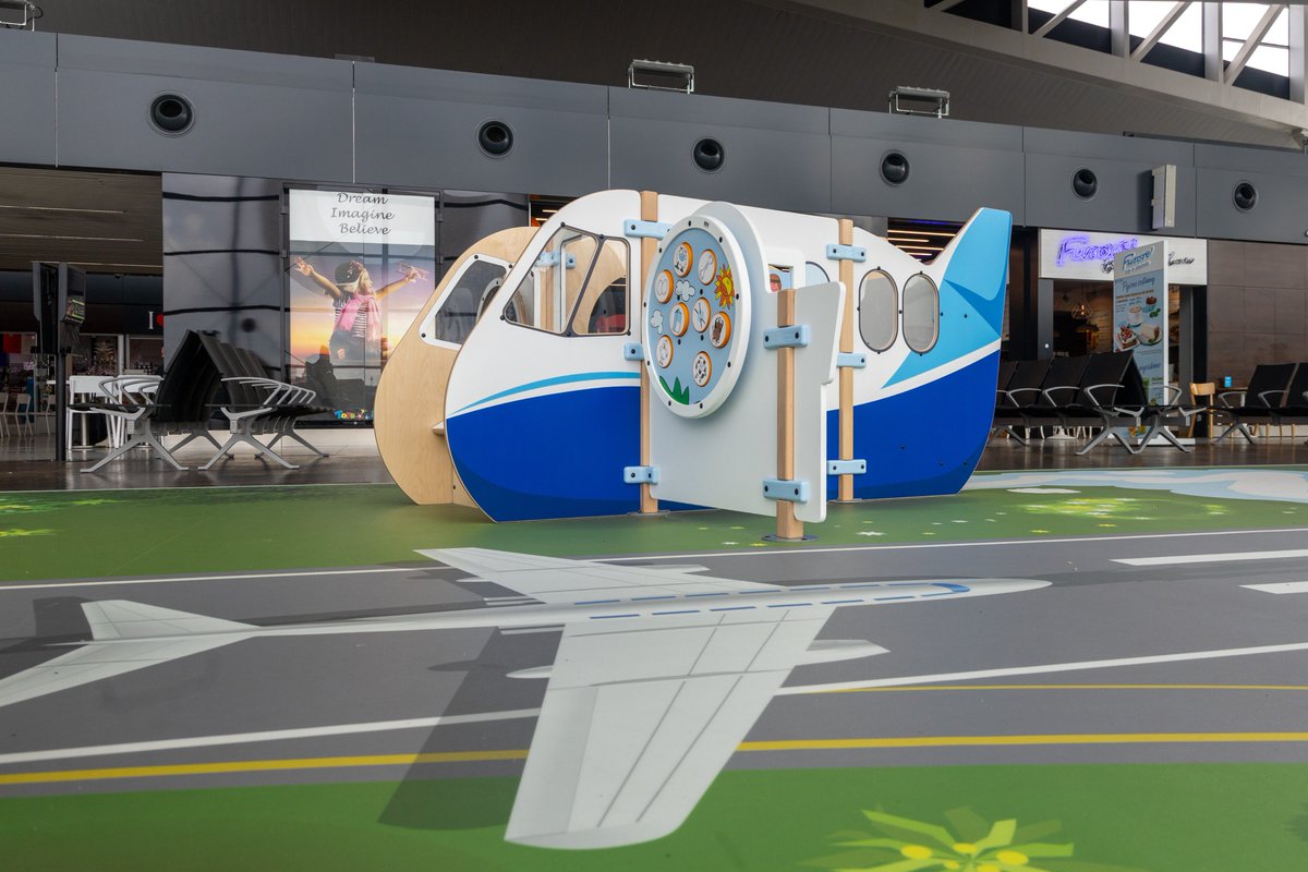 AirportGdansk's tweet image. Z myślą o najmłodszych pasażerach i ich opiekunach, stworzyliśmy nową atrakcję – kolorowy, bezpieczny i inspirujący plac zabaw! 🎠👧🏼🧒🏼 Zlokalizowany w strefie odlotów, plac to idealne miejsce na spędzenie czasu przed wylotem 🛫 Szczegółowe informacje 👉🏻 bit.ly/46dqdUF 🔗