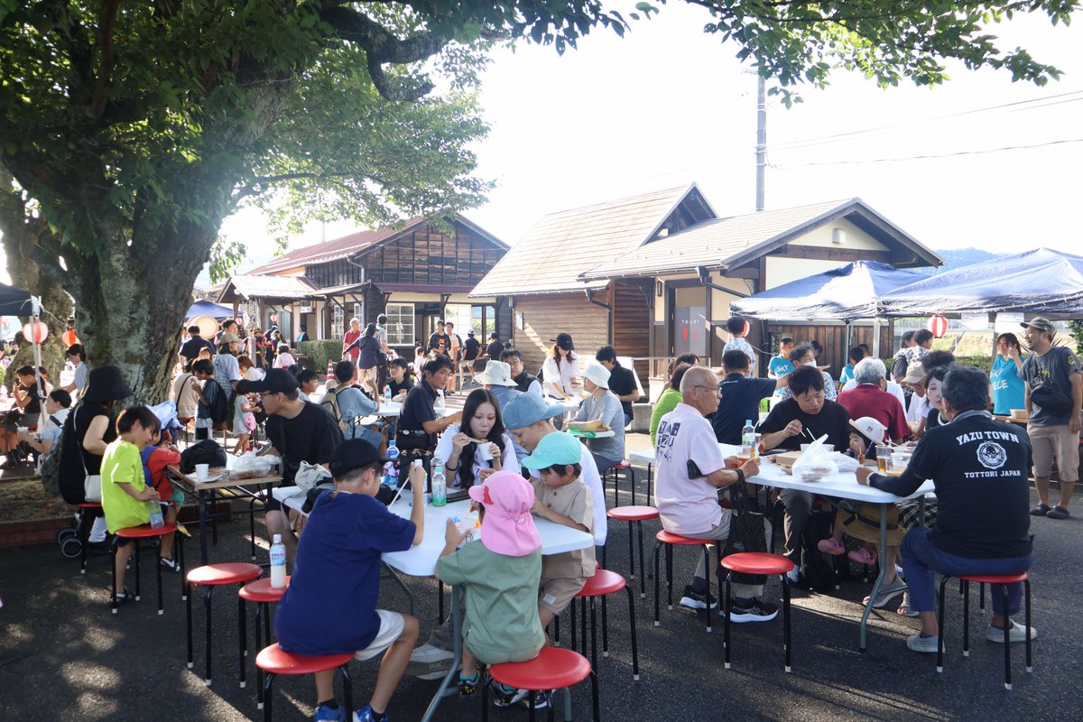 yazukikaku's tweet image. ふなおか納涼祭で夏の夜を満喫🎐
夏の暑さを吹き飛ばそうと7月13日(日曜日)、#若桜鉄道 因幡船岡駅前で「ふなおか納涼祭」が開催され、多くの家族連れでにぎわいました😊
次は7月26日(土曜日)に郡家駅周辺で「浴衣deぷらっとびあ」が開催予定!みんなで乾杯しよう🍻
town.yazu.tottori.jp/site/news/1342…