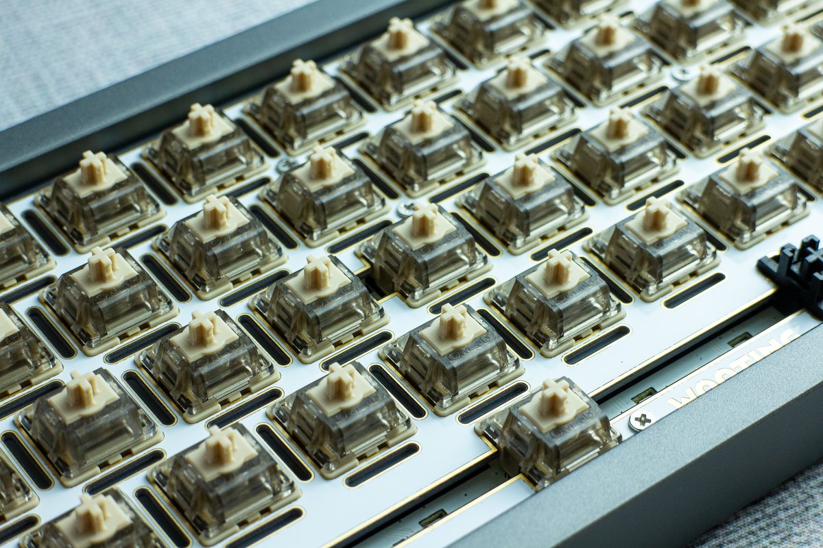 s1ckox's tweet image. Owlab Ti HE switches and a gold-lined FR4 60HE plate for my Optimum build.