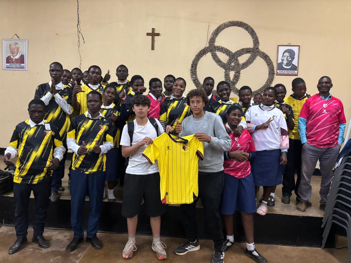 KitAid's tweet image. Thank you to Harry and Rafi from @AGSFounded1598 for delivering these @WatfordFCAcad shirts to pupils at Malosa Secondary school in #Malawi
#aylesbury #watfordfc