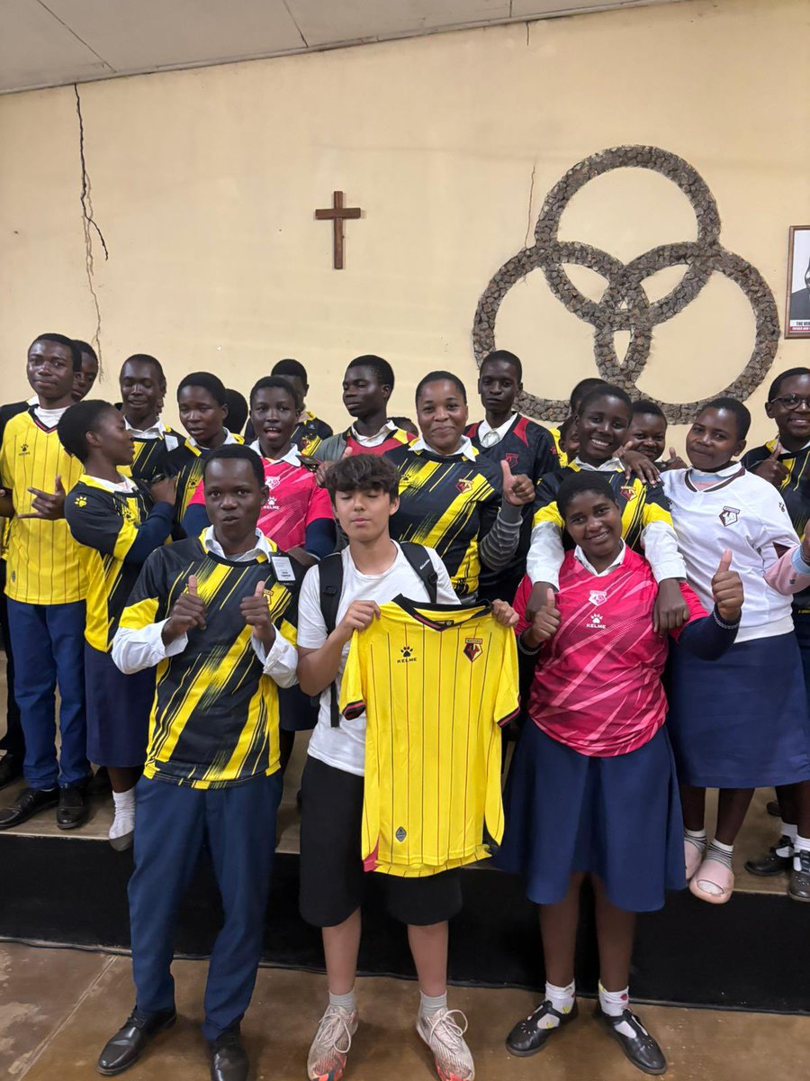 KitAid's tweet image. Thank you to Harry and Rafi from @AGSFounded1598 for delivering these @WatfordFCAcad shirts to pupils at Malosa Secondary school in #Malawi
#aylesbury #watfordfc