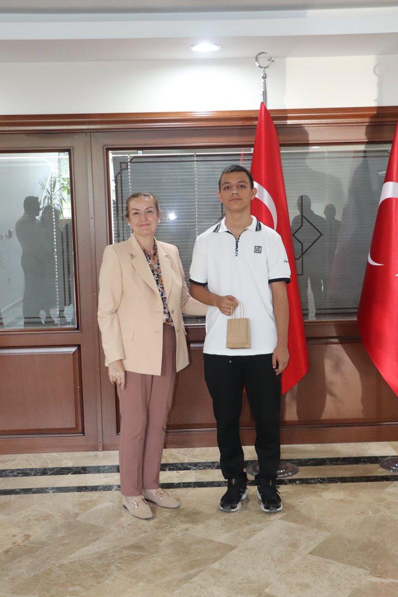 EtimesgtKymkmlk's tweet photo. Kaymakamlığımızda geleceğin yıldızlarını ağırladık 🌟 

Kaymakamımız Sn. Özlem Bozkurt Gevrek LGS’de ilçemizi birincilikle temsil eden öğrencilerimizi, ailelerini  ve okul müdürlerimizi ağırladı.
@Ozlemgevrek https://t.co/mYUog10bwa