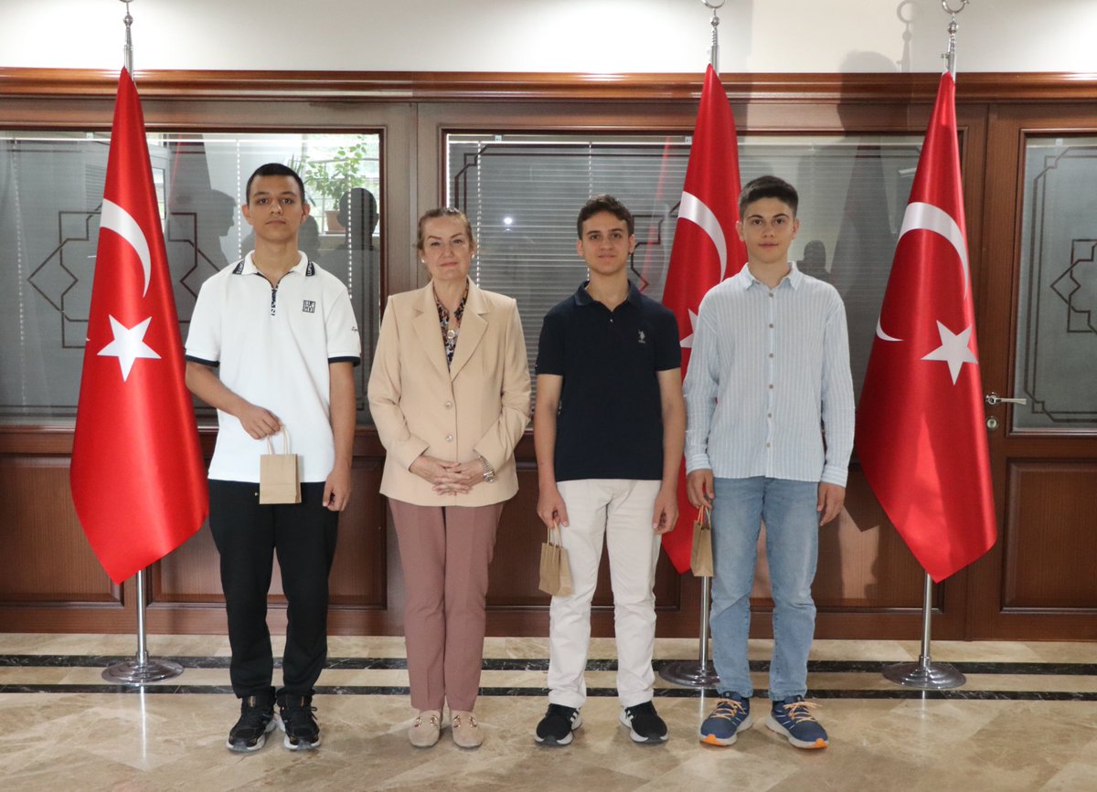 EtimesgtKymkmlk's tweet photo. Kaymakamlığımızda geleceğin yıldızlarını ağırladık 🌟 

Kaymakamımız Sn. Özlem Bozkurt Gevrek LGS’de ilçemizi birincilikle temsil eden öğrencilerimizi, ailelerini  ve okul müdürlerimizi ağırladı.
@Ozlemgevrek https://t.co/mYUog10bwa