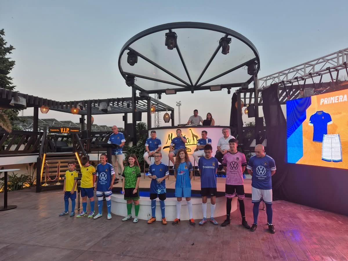 EL SUEÑO DE SANTA ANA.

Enhorabuena a todos los implicados con el fútbol hellinero por esta unión.

Ver a mis amigos juntos, unidos, trabajando en la misma dirección y con un objetivo común me hace volver a ilusionarme con el fútbol de mi tierra.

Juntos, somos más fuertes.