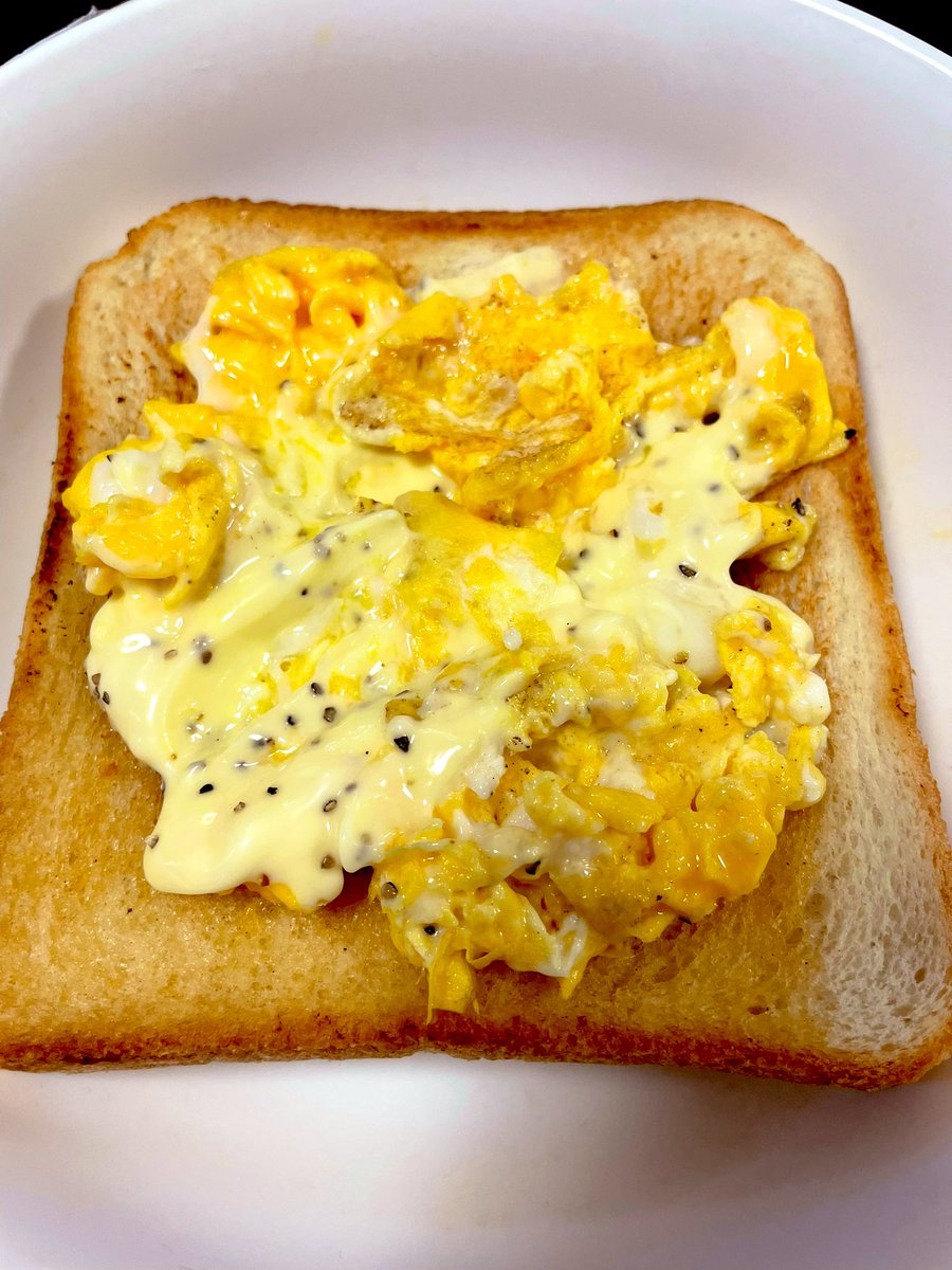 おじいちゃんに、スクランブルエッグ状のラピュタパンをつくりました。トースター、いい加減に買おうかなぁ、、、。