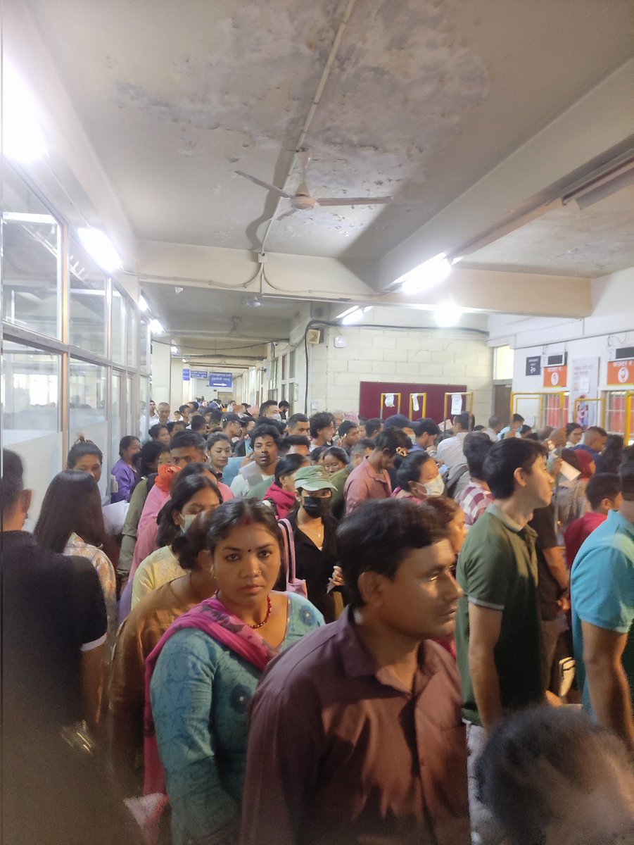 Arjun_jee's tweet image. युवा मन्त्रीले सुधारे भनेको सरकारी अस्पतालको पारा यस्तो छ,
पालो कहिले आउने?