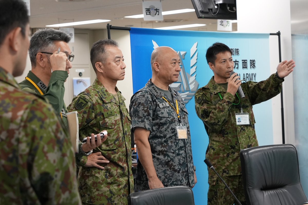 jjoc_pa's tweet image. 7月17日、#統合作戦司令官は、令和7年度自衛隊統合防災演習において部隊指揮官との連携をより強固なものとするため、#陸上総隊司令部、#東部方面総監部、#横須賀地方総監部 及び #航空支援集団司令部 を視察し、各指揮官と自衛隊の統合作戦能力強化について意見を交わしました。
