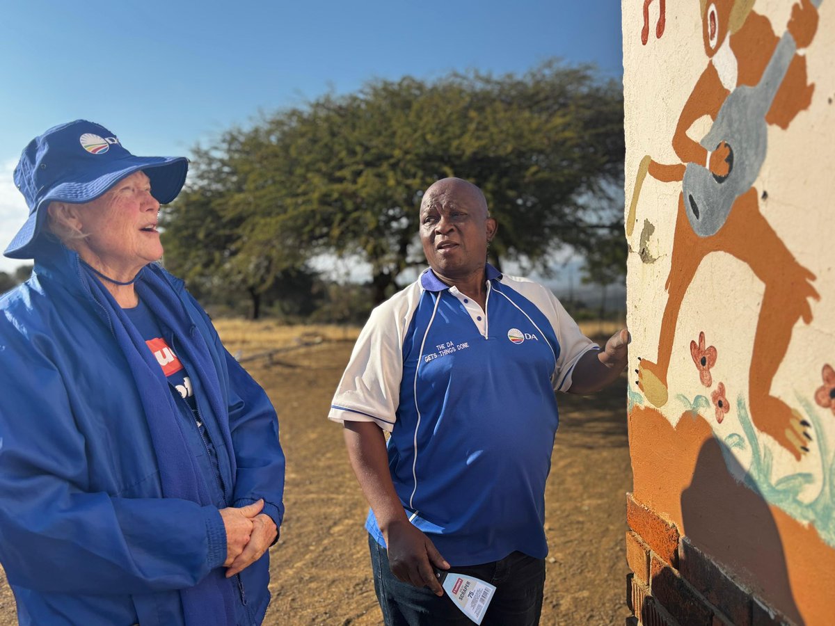 DA_KZN's tweet image. In commemoration of Mandela Day, the DA in KwaZulu-Natal is in Weenen where they are painting and renovating the Thandanani Daycare Centre.
To honour the spirit of Nelson Mandela’s legacy, the DA is stepping up to serve the most vulnerable💙
#67minutes #MandelaDay