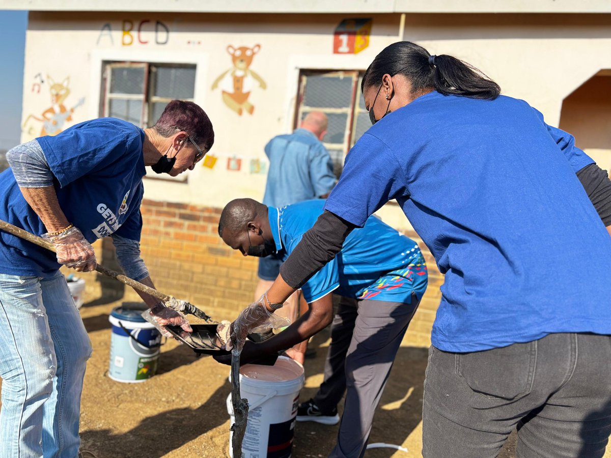 DA_KZN's tweet image. In commemoration of Mandela Day, the DA in KwaZulu-Natal is in Weenen where they are painting and renovating the Thandanani Daycare Centre.
To honour the spirit of Nelson Mandela’s legacy, the DA is stepping up to serve the most vulnerable💙
#67minutes #MandelaDay