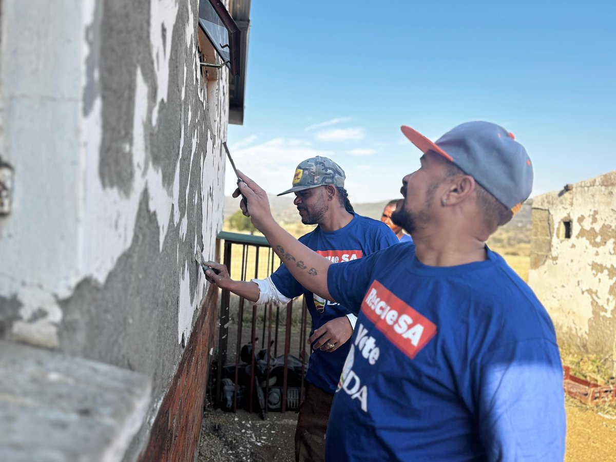 DA_KZN's tweet image. In commemoration of Mandela Day, the DA in KwaZulu-Natal is in Weenen where they are painting and renovating the Thandanani Daycare Centre.
To honour the spirit of Nelson Mandela’s legacy, the DA is stepping up to serve the most vulnerable💙
#67minutes #MandelaDay