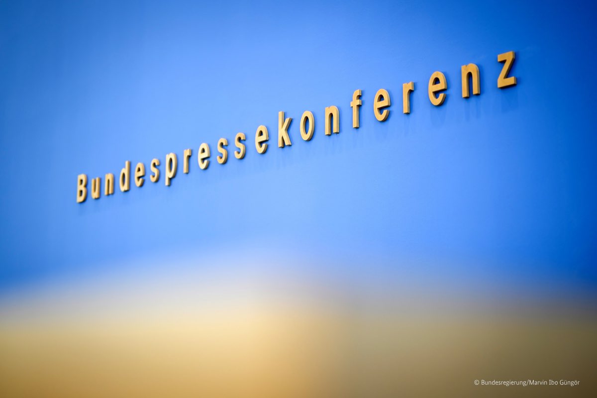 RegSprecher's tweet image. Die Bundesregierung ist seit gut 70 Tagen im Amt und übernimmt Verantwortung für Deutschland. @bundeskanzler Merz stelltt sich in seiner ersten Sommerpressekonferenz den Fragen. Ab 10.30 Uhr in der Bundespressekonferenz oder im Livestream: phoenix.de/livestream.html