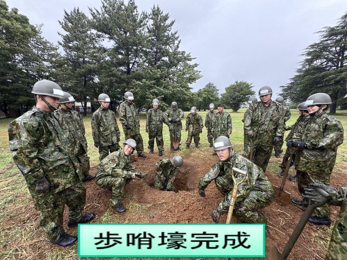 JGSDF_MatudoSta's tweet image. 【#新隊員 後期教育】
#需品教導隊 後期教育の第3週は、梅雨の蒸し暑さの中で行われました。
雨の中、歩哨壕を完成させました。落下傘を使った装備品等の補給の概要も学びました。
新隊員たちは環境にも慣れてきて、日ごとに同期の絆も深まってきました!
#松戸駐屯地 #需品 #後期教育