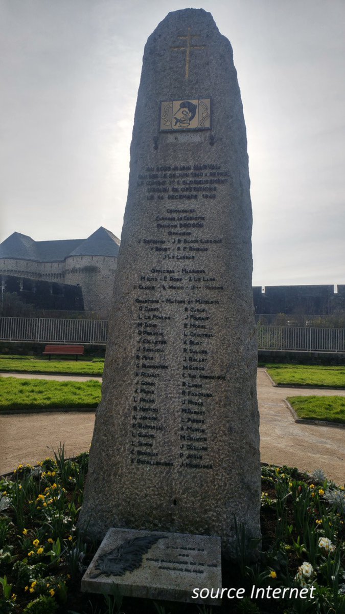 Dans l'après-midi du 20 juillet 1961, Pierre MESMER, ministre des Armées, inaugure une stèle rendant hommage à l’équipage du sous-marin NARVAL fin 1940.
Ce monument est toujours visible sur l’esplanade bordant le château de la Préfecture maritime de Brest.