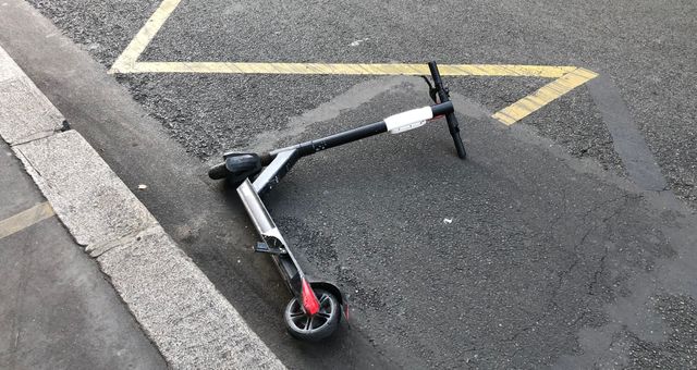 🔴🚔 ALERTE INFO | UN HOMME POIGNARDÉ POUR AVOIR DEMANDÉ À UN JEUNE DE  14 ANS EN TROTTINETTE DE RESPECTER LA PRIORITÉ.

🛴 Un homme a été victime d’un coup de couteau au poumon dans le quartier de Bellevue à Brest. Il aurait simplement reproché à un adolescent de 14 ans en
