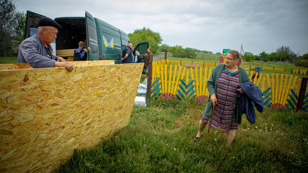 UNHCRUkraine's tweet image. On Ukraine’s🇺🇦 frontlines, thousands risk daily shelling but choose to stay — bound by love for their land & homes. Vital humanitarian aid from UNHCR & NGO partners helps them hold on.
Read their stories of resilience👇
t.ly/G9rx9