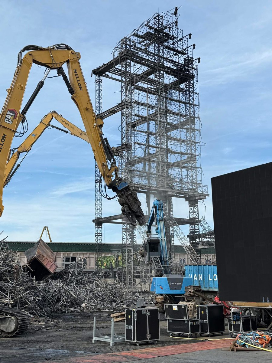 La ultima pieza del Mainstage anterior siendo retirada , el equipo de Tomorrowland trabajando a toda marcha para tener listo el nuevo stage .