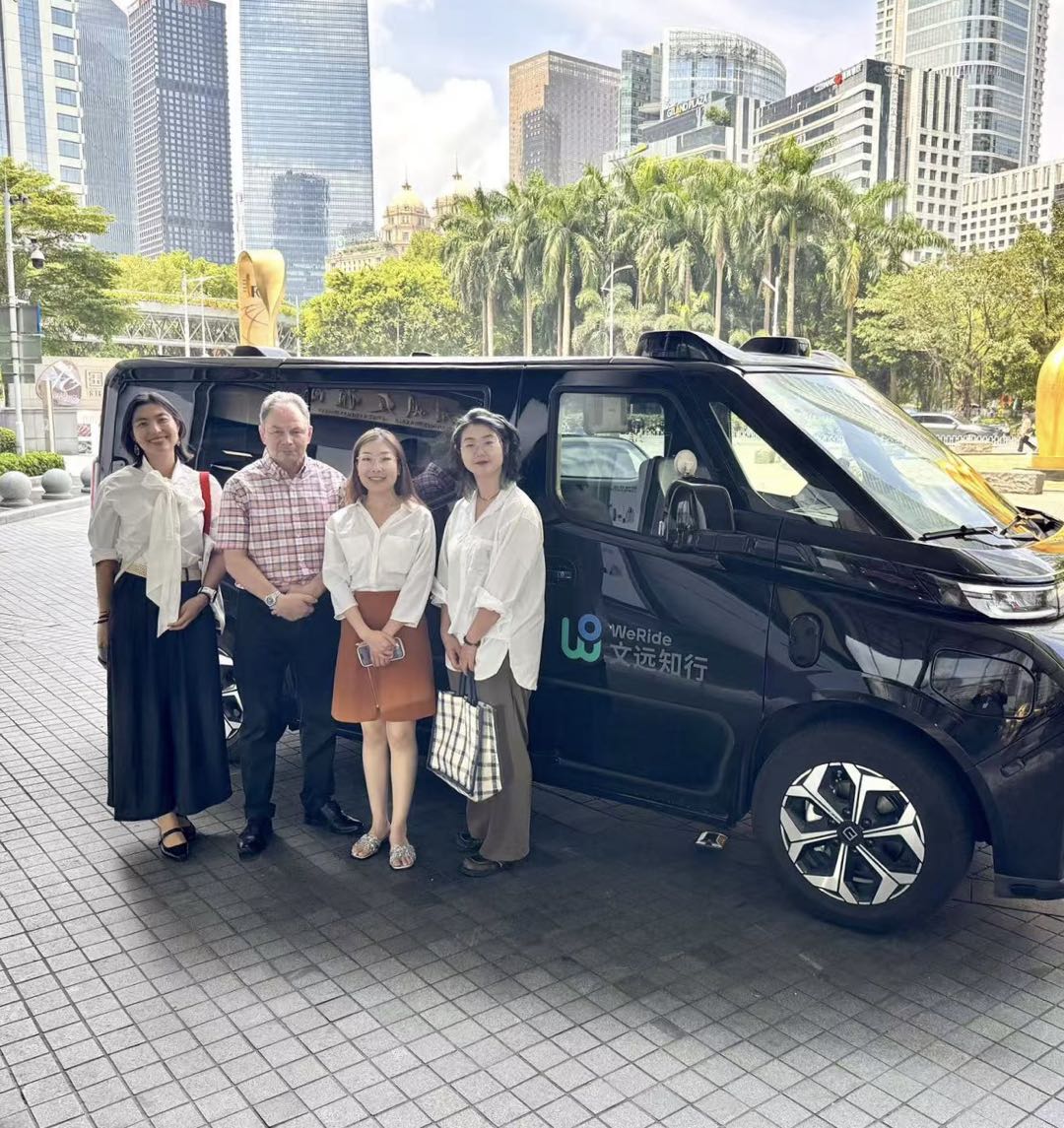 WeRide_ai's tweet image. Great to host Mr. Trevor Lewis and his team from the @biztradegovuk at WeRide! 🇬🇧🚍 They experienced our fully driverless #Robobus and #Robotaxi and explored the potential of bringing AVs to the #UK. Excited about future collaboration to support the UK&apos;s smart mobility push.…