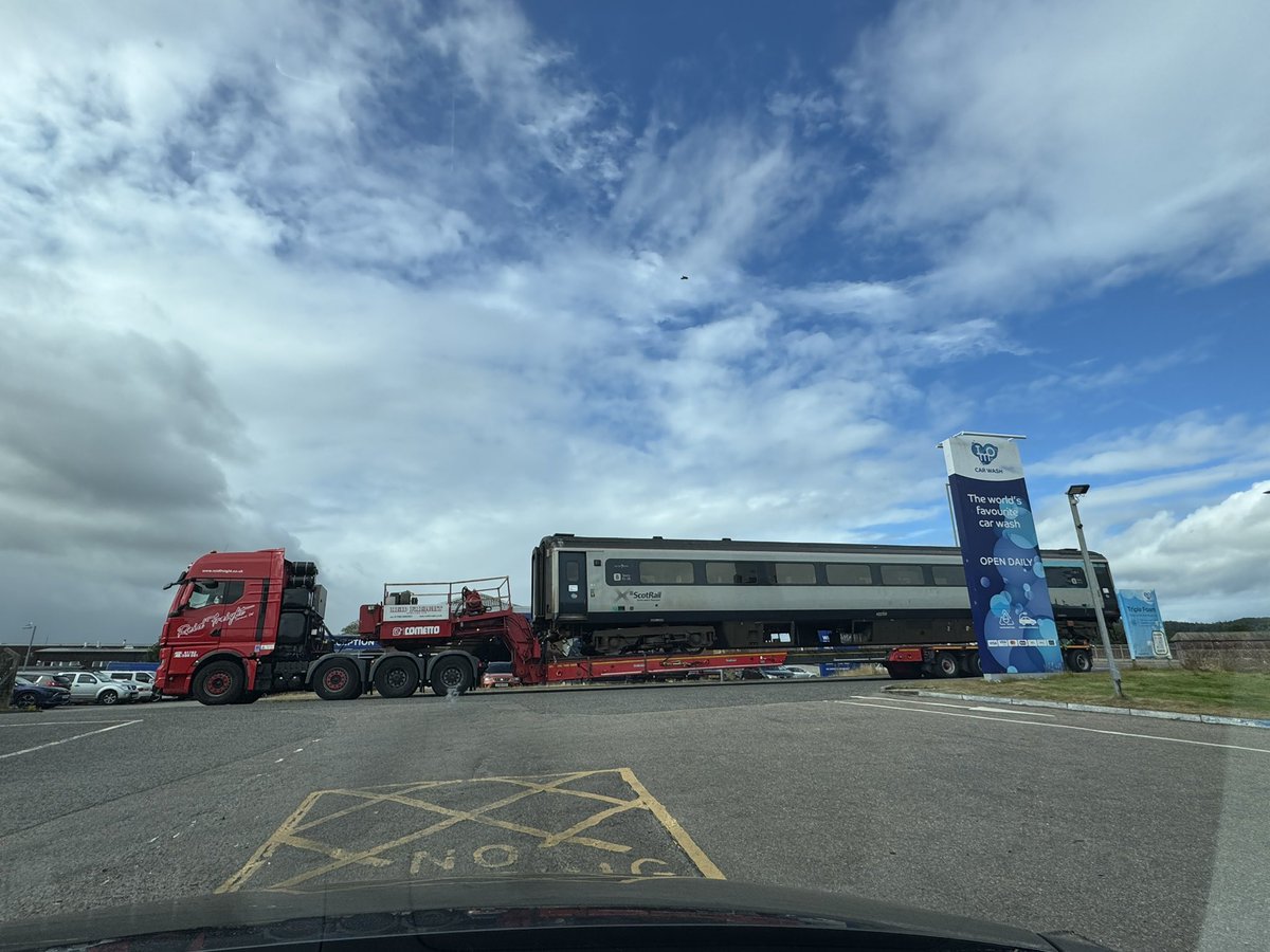 highland_andy's tweet image. The rail replacement service from Inverness to London is about to depart.
😂😂😂👍🏻