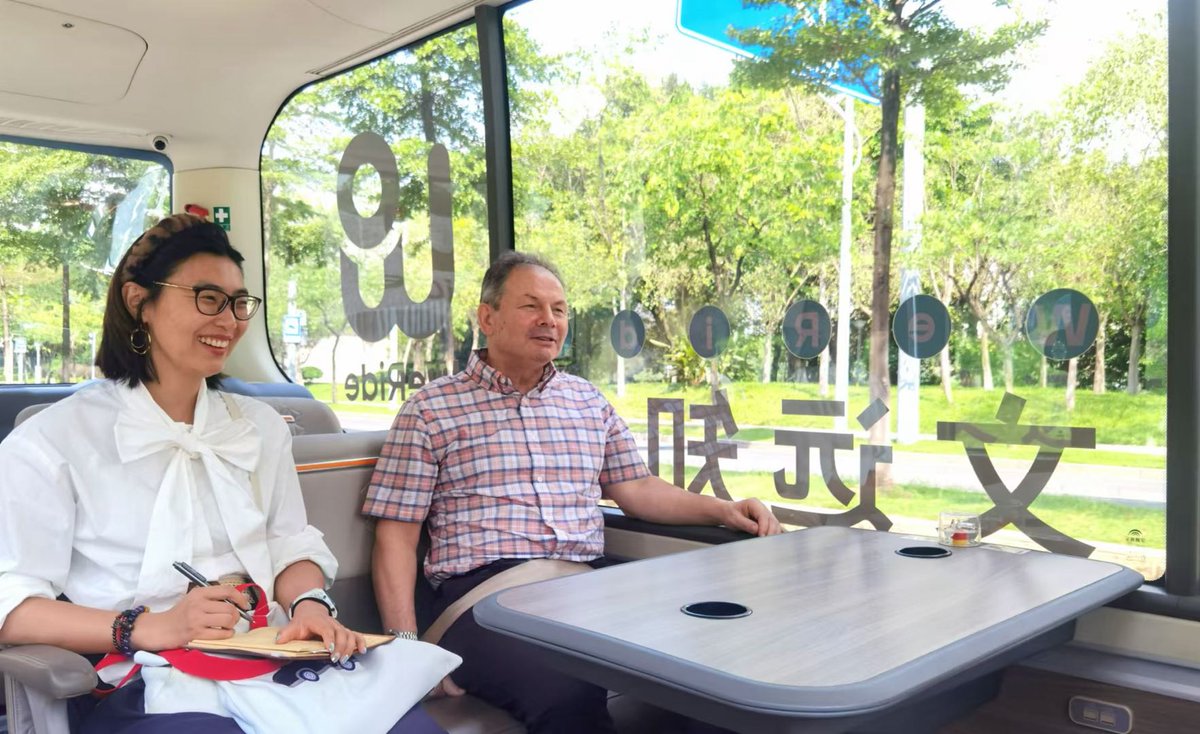 WeRide_ai's tweet image. Great to host Mr. Trevor Lewis and his team from the @biztradegovuk at WeRide! 🇬🇧🚍 They experienced our fully driverless #Robobus and #Robotaxi and explored the potential of bringing AVs to the #UK. Excited about future collaboration to support the UK&apos;s smart mobility push.…