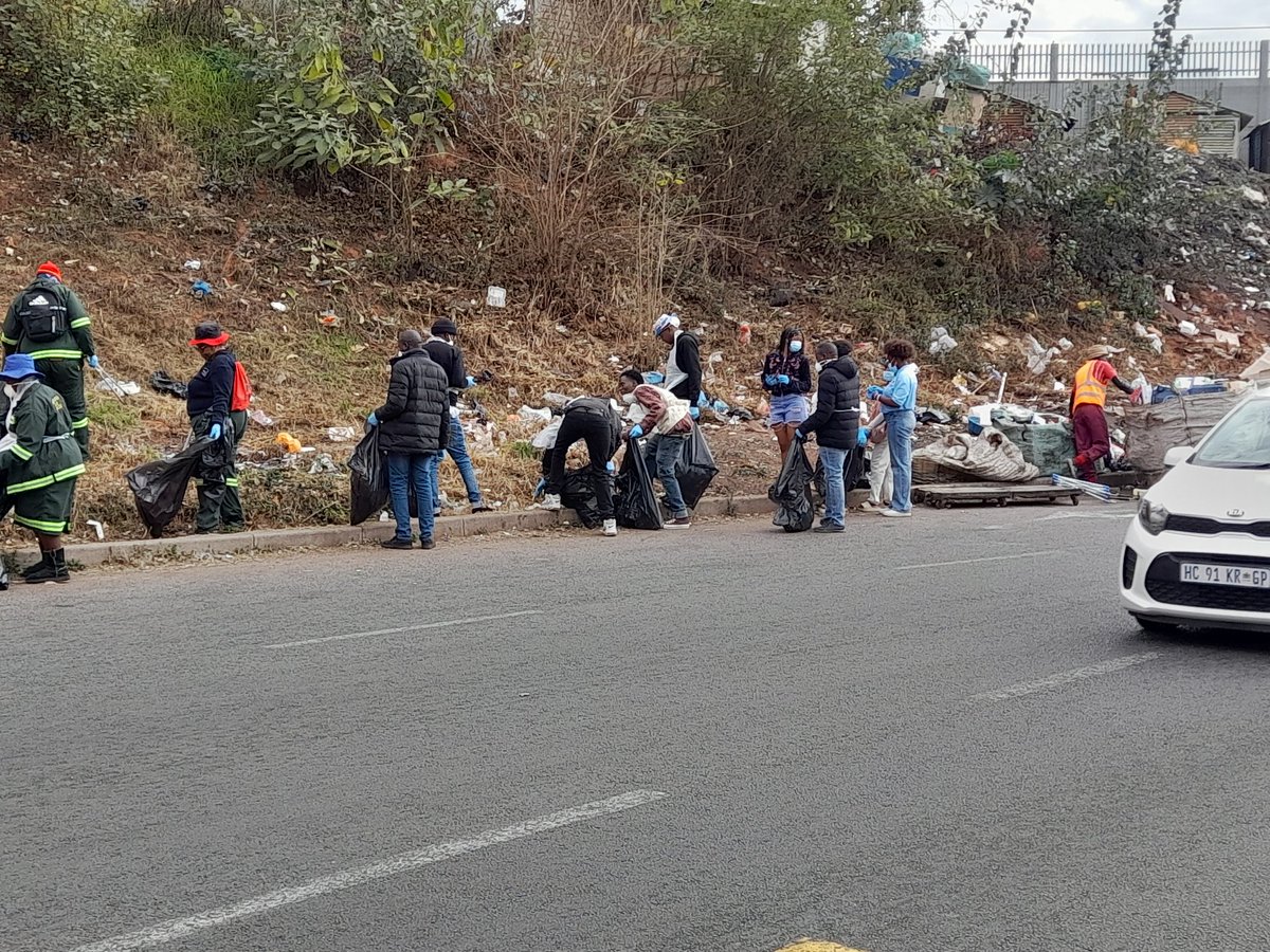 deesh01's tweet photo. @CityofJoburgZA @MarketTheatre #NewtownCleanup #JoburgCleanUp @joburgtheatre @jtcomms every bit counts to clean, maintain and beautify our community https://t.co/R5UlsqJMiA