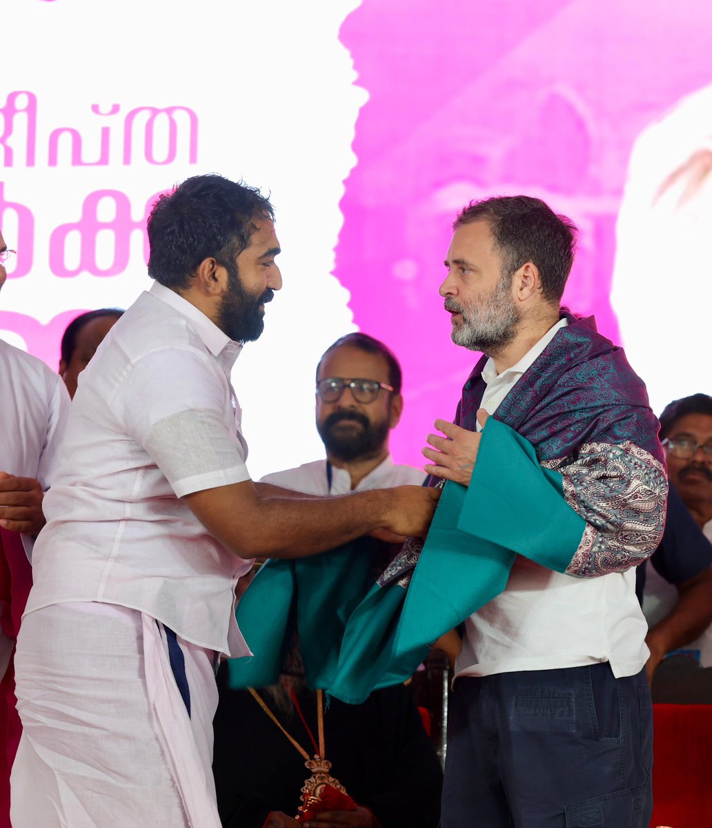 Supriya23bh's tweet photo. Leader of Opposition Mr @RahulGandhi ji at the Oommen Chandy Smriti Sangamam held at St. George Orthodox Church in Puthuppally, Kottayam

#Kerala https://t.co/ol6AgJ5AW2