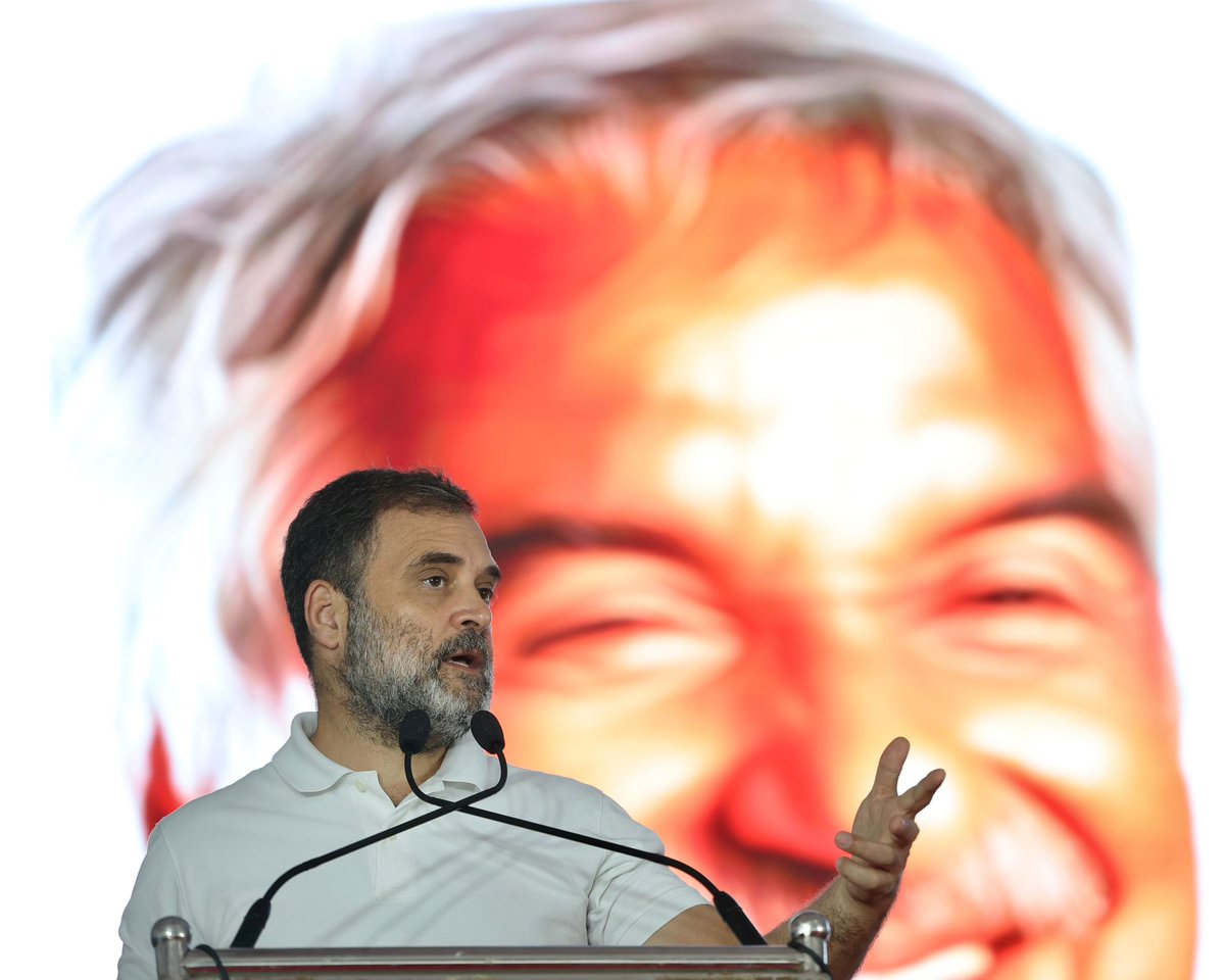 Supriya23bh's tweet photo. Leader of Opposition Mr @RahulGandhi ji at the Oommen Chandy Smriti Sangamam held at St. George Orthodox Church in Puthuppally, Kottayam

#Kerala https://t.co/ol6AgJ5AW2