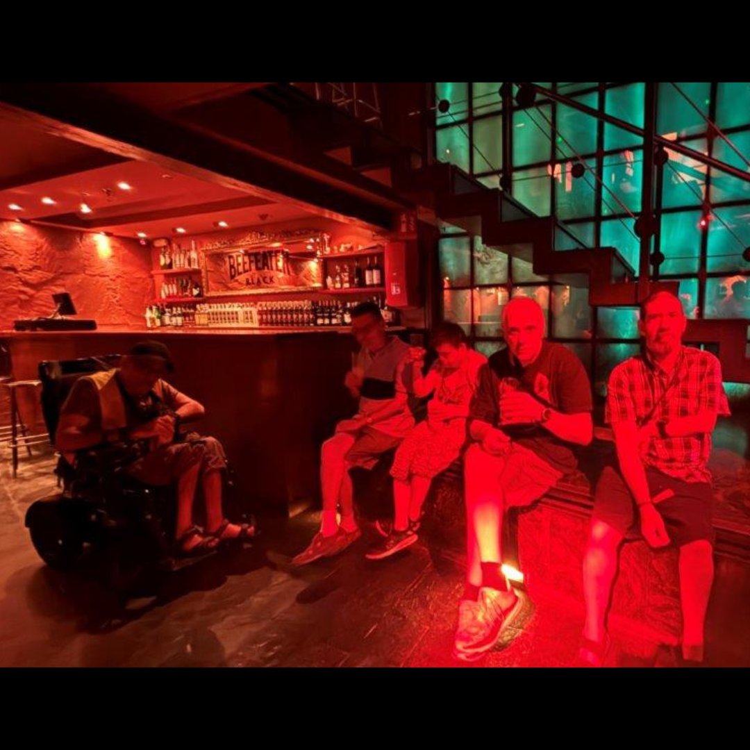 Aspanias's tweet photo. Ja estem pràcticament de cap de setmana una altra vegada i encara no us havíem explicat que la Llar III va estar a la discoteca @LuzdeGasClub cap de setmana passat. Marcar-se uns balls sempre senta bé! https://t.co/YoSvtwhaqj