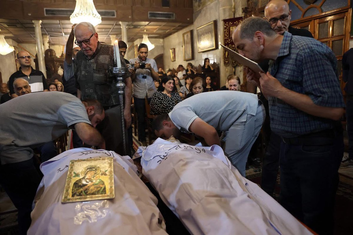 🙏🇵🇸#ActuOrient - Et les morts reposèrent en paix.

Le 17 juillet, deux chrétiens palestiniens sont morts dans la frappe israélienne sur l'église latine de la Sainte-Famille à Gaza.

Dans un dernier Adieu, en fin d'après-midi, Monseigneur Alexios, archevêque grec orthodoxe de