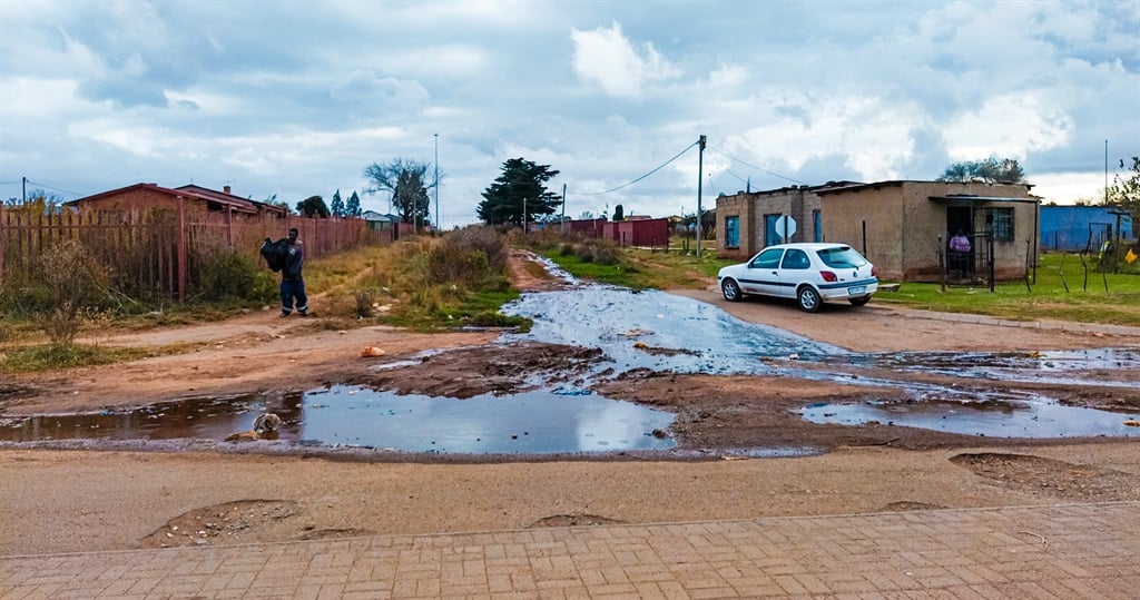 Martin_Nel_99's tweet image. 🚨 DA EXPOSES R50 MILLION BUNGLED ROAD PROJECT IN EMFULENI
Over a decade ago, residents of Sebokeng Zone 7 Ext 1 and Evaton were promised a proper tarred U-Road.
Today, that road is nothing but an overgrown, dusty footpath—unsafe and now a hiding place for criminals.
Despite…