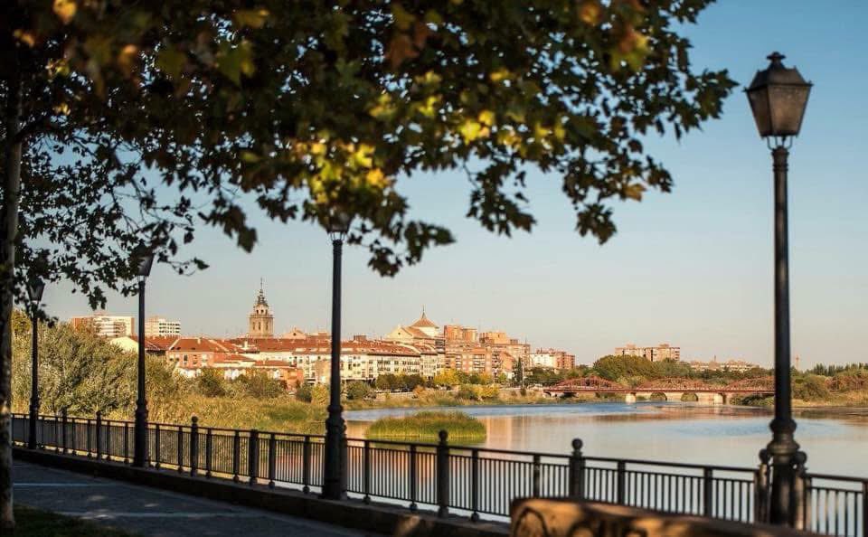 Fran4881's tweet image. Si duermo, te sueño.
Si no duermo, te pienso. #Talavera  #TalaveraDeLaReina ♥️ #CLM  #Toledo @minturgob