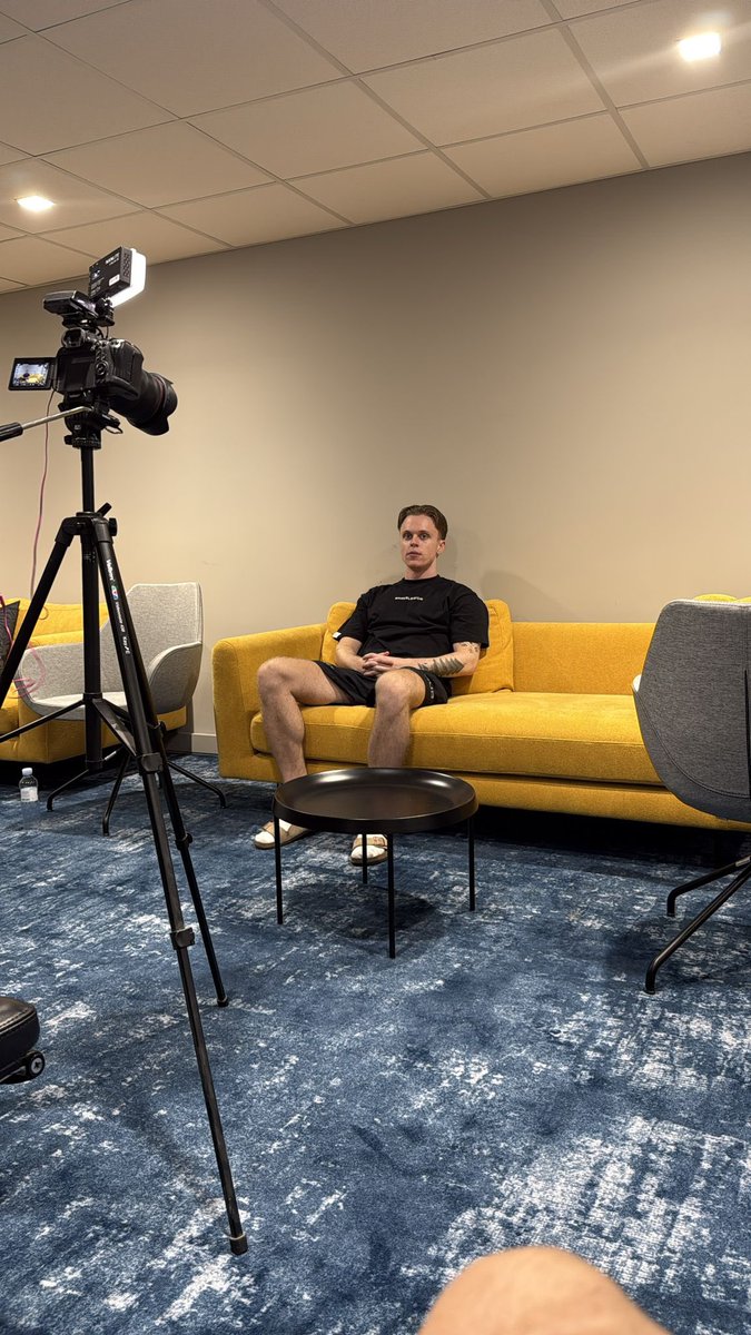 ztrcss's tweet image. 22:00 quarter final waiting room