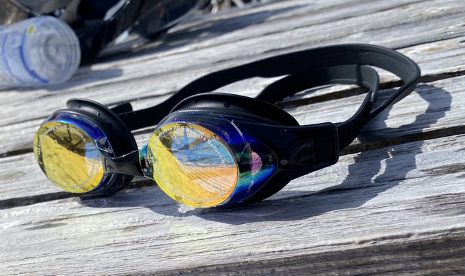 笑いなさいよ…

海水浴終わりに保護シール貼ったままに気づいた私を…ッ 