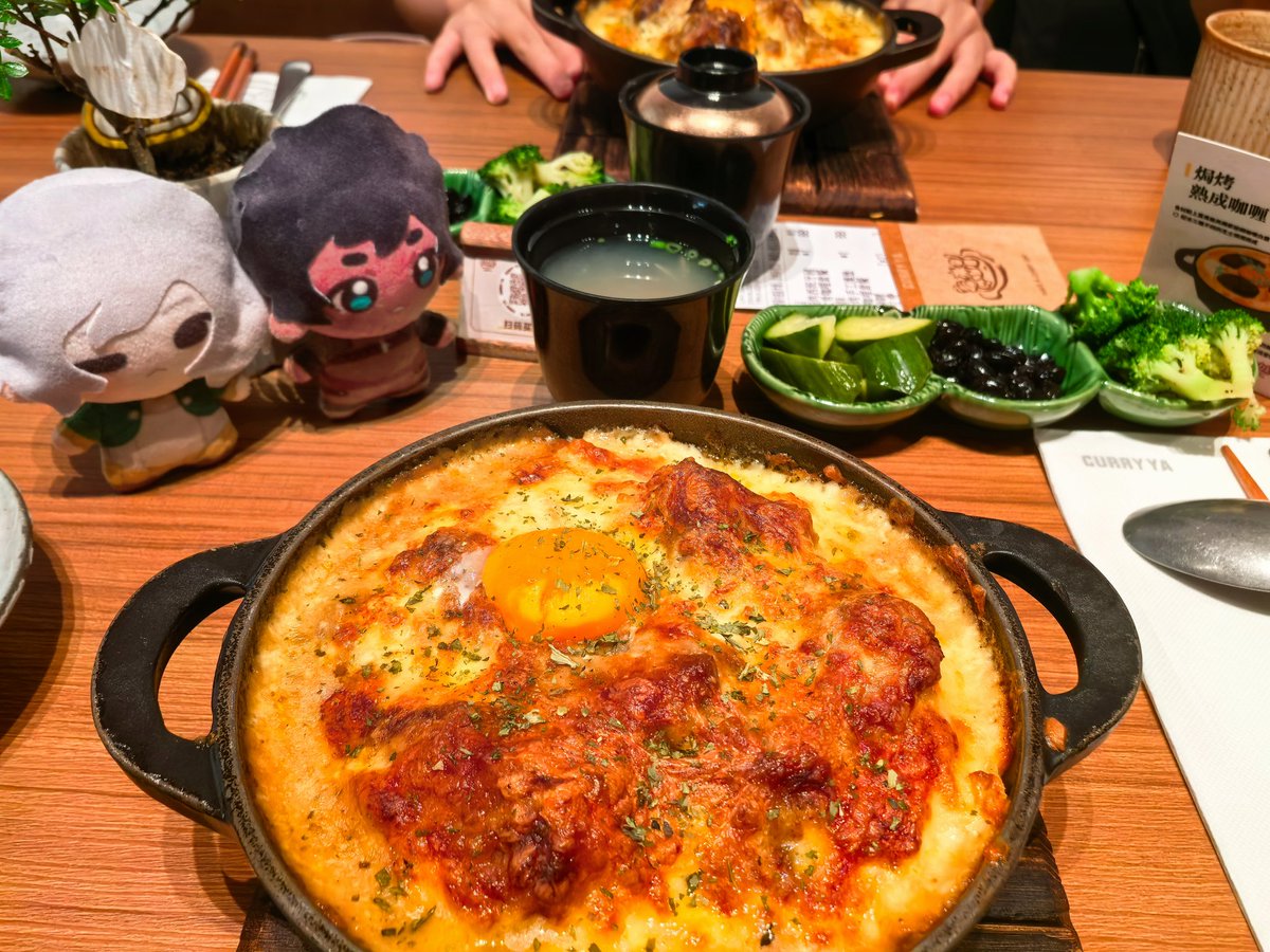 545674663H's tweet photo. 发���日常记录，5月和月落去了香港迷宫饭展，给孩子们塞书包带过去的，在包里挤扁了，拍照拍出来也是小扁头好好笑哈哈哈哈哈哈哈 https://t.co/pQmbcjDnYf