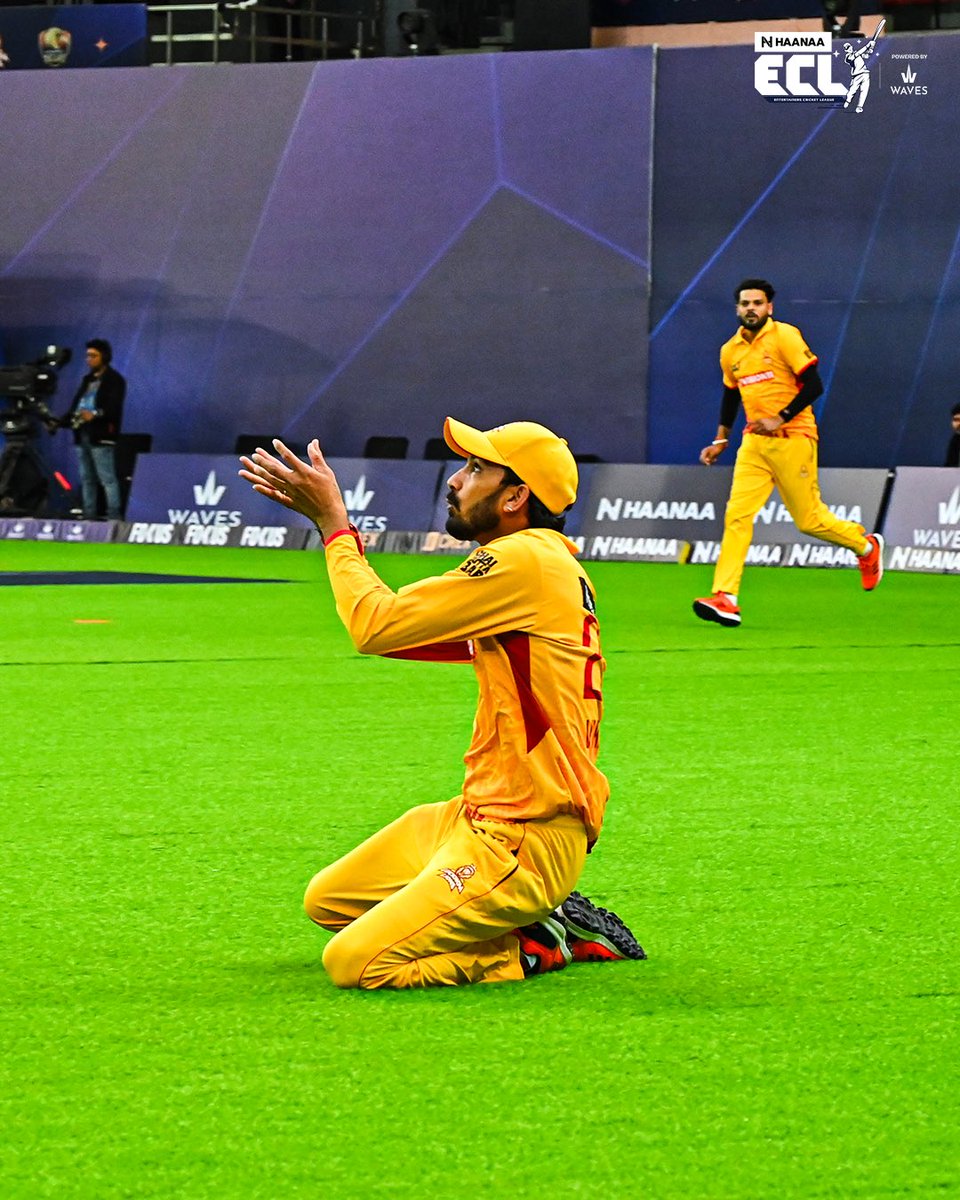 eclt10league's tweet image. 𝐈𝐬 𝐢𝐭 𝐚 𝐜𝐚𝐭𝐜𝐡 𝐨𝐫 𝐚 𝐝𝐫𝐨𝐩 ?🫣🤯

#eclt10 #cricket #VikasSingh #LucknowLions