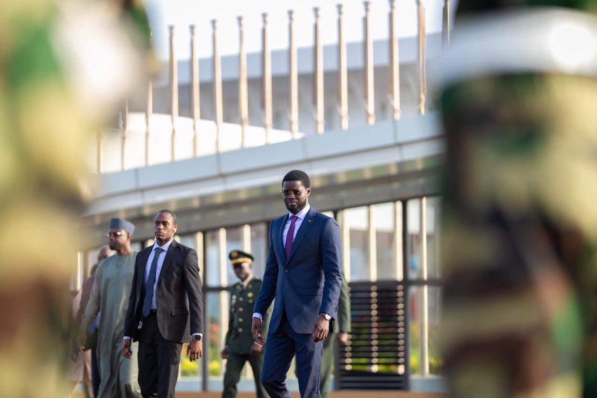 PR_Senegal's tweet image. Le Président @PR_Diomaye prend part ce matin à Bissau à la XVème Conférence des Chefs d’État et de Gouvernement de la CPLP, en qualité d’invité d’honneur de son homologue bissau-guinéen. Une étape importante dans le renforcement de la coopération avec les pays lusophones.