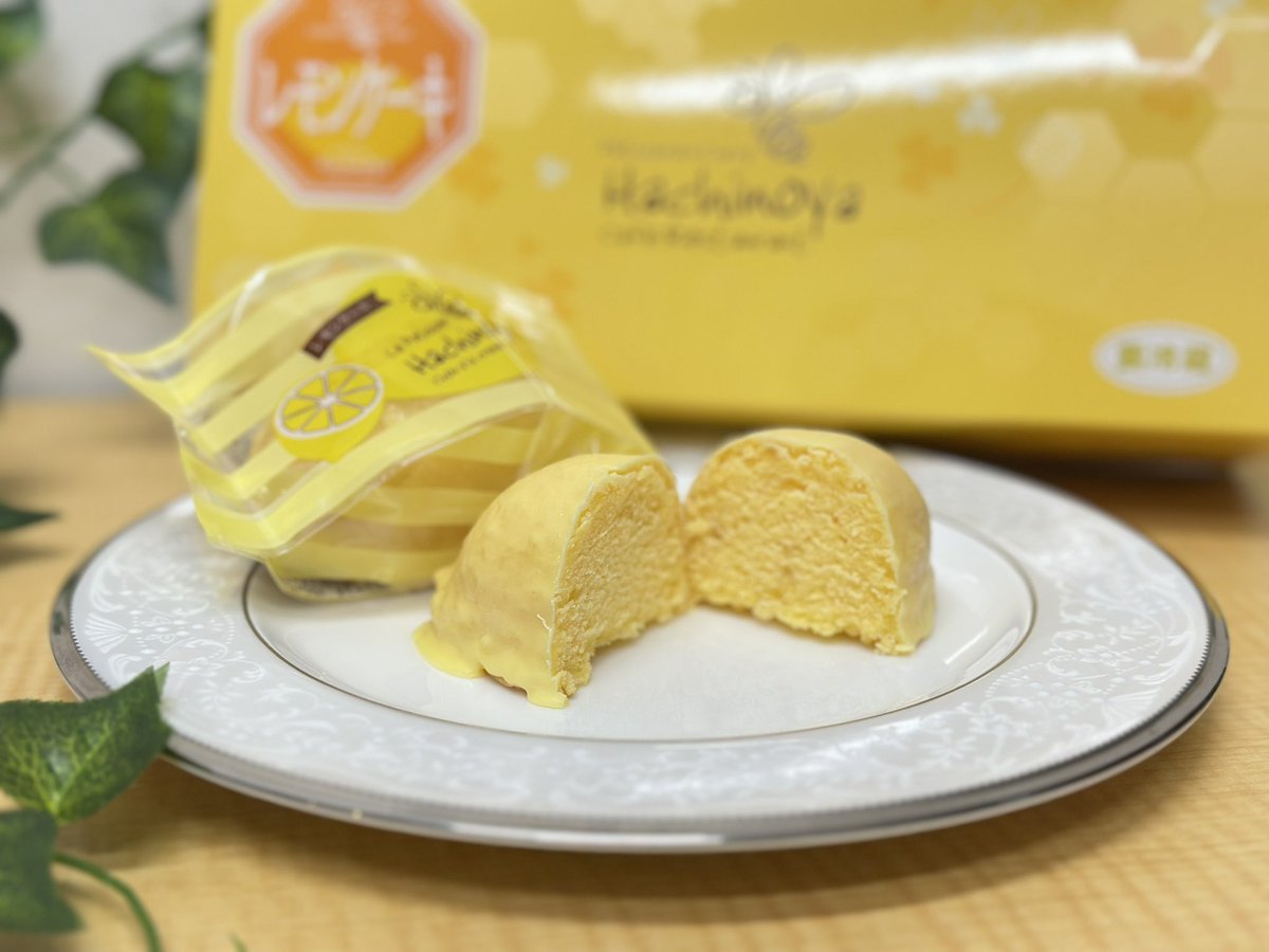 蜂の家工場売店ですι(˙◁˙ )/✨
今回はレモンケーキの紹介です🍋✨
蜂の家の隠れた人気商品٩(๑>∀<๑)۶
レモン果汁とレモンピールを入れたしっとり生地をレモンのチョコクリームでコーティング✨🍋
お土産やプレゼントにぜひ！🎁
栄町レストランでも販売しています☺️✨

営業　工場売店10:00〜16:00