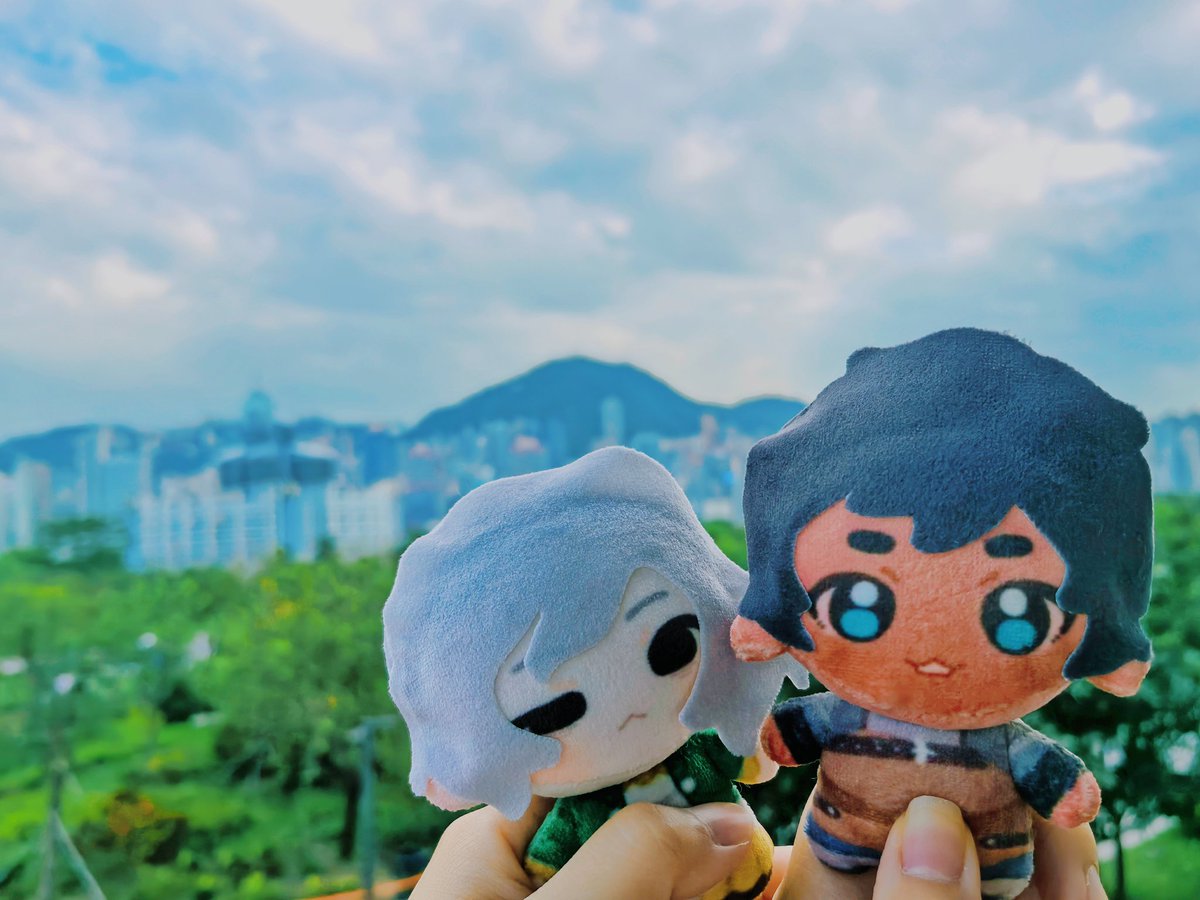 545674663H's tweet photo. 发���日常记录，5月和月落去了香港迷宫饭展，给孩子们塞书包带过去的，在包里挤扁了，拍照拍出来也是小扁头好好笑哈哈哈哈哈哈哈 https://t.co/pQmbcjDnYf