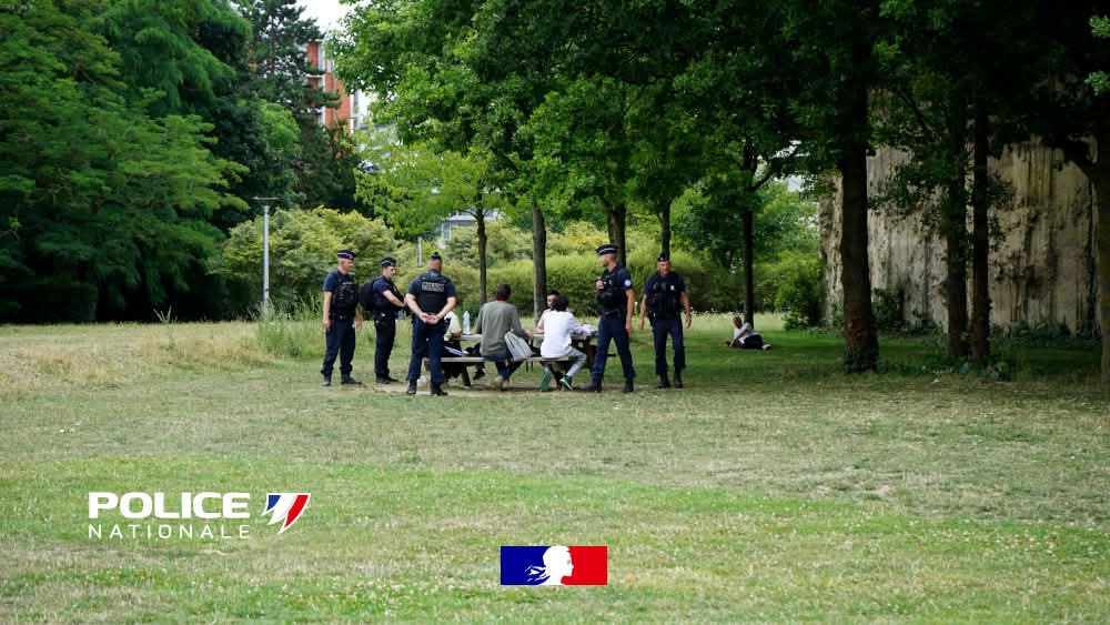 PoliceNat59's tweet image. #Protéger | Les policiers du #Nord sont mobilisés au quotidien pour garantir la tranquillité et la sécurité de tous dans les espaces publics.
Hier après-midi, les policiers de #Lille ont mené une opération de sécurisation au parc Matisse.