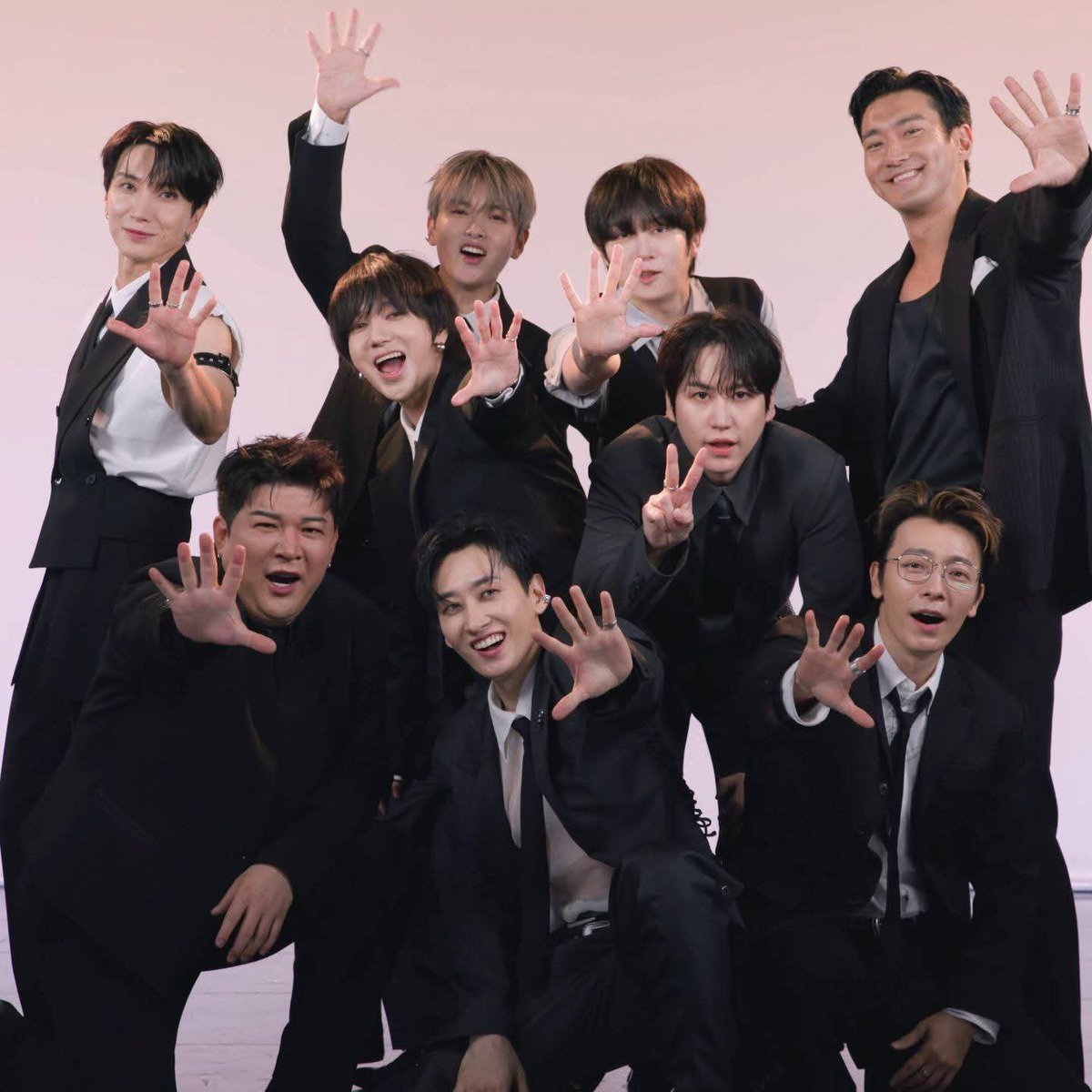 SchissTime's tweet photo. @KBSMusicBank 💙💙💙💙💙 https://t.co/mZyPi9gTFm