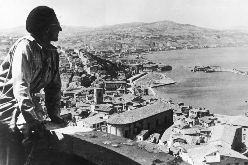 czaplinskiii's tweet photo. Lipiec 1944. Włochy, gorące jak piekło.
Polacy idą na Ankonę.
Z dala od domu, pod obcym niebem, ale z jednym celem:
Wygrać tę bitwę. Pokazać, że Polska żyje.
🧵O zdobyciu Ankony przez 2. Korpus Polski. O odwadze, stracie i nadziei.
👇Zapraszam!