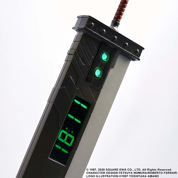 SQEX_MD_GOODS's tweet image. 【ファイナルファンタジーVII リメイク デジタルクロック バスターソード】
スクウェア・エニックス ガーデンにて好評発売中!
通常モードではLED表示面が流れるように色が変わっていき、アラームセット時、セットした曲によってマテリア部と時刻面の色が固定表示されます。
アラーム音を5曲収録。…