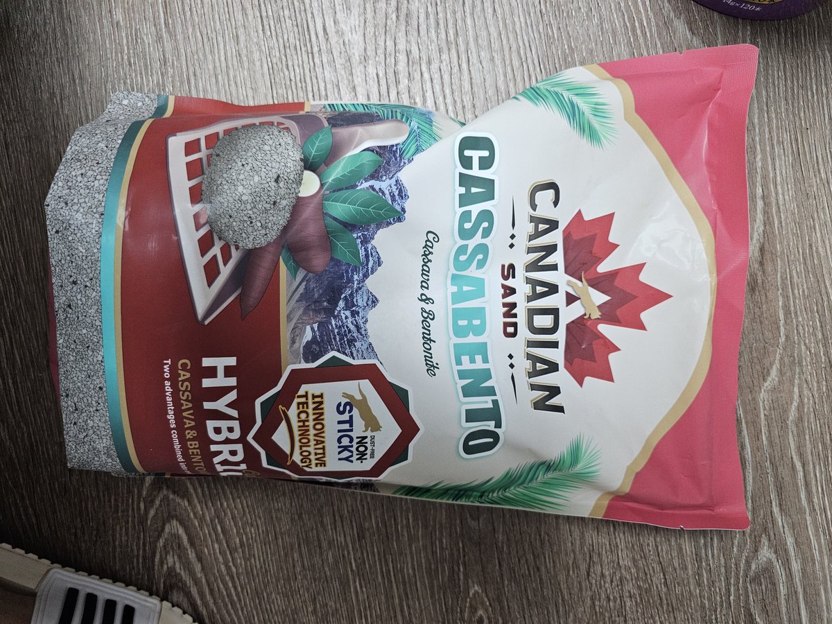 죄송 합니다.
쉼터에 모래가 몇포 안남아서
도움글을 드려 봅니다.
자고 새면 걱정이 끈이질 않네요.요즘 제가 많이 힘드네요.신경쓰다보니 몸도 아픈데 입술도 부르트고 그러네요.
저도 이젠 쉬고 싶은데도 그러질 못하고 돌봅니다.
경기도 동두천시 어수로 78ㅡ13 냥이쉼터 신춘숙 010 9271 4252.