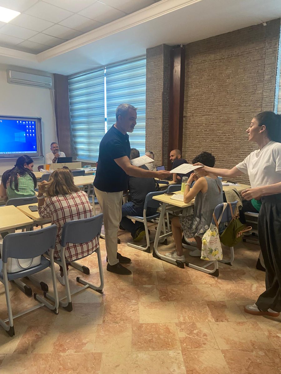 Birliğimizce düzenlenen İstanbul İli Bilirkişilik Temel Eğitimi’nin 1. grup programı, 14–17 Temmuz tarihleri arasında gerçekleştirilmiş olup katılımcılara sertifikaları, Yönetim Kurulu Üyemiz Sayın Emrullah Acar tarafından takdim edilmiştir.
Diğer eğitim gruplarının programları