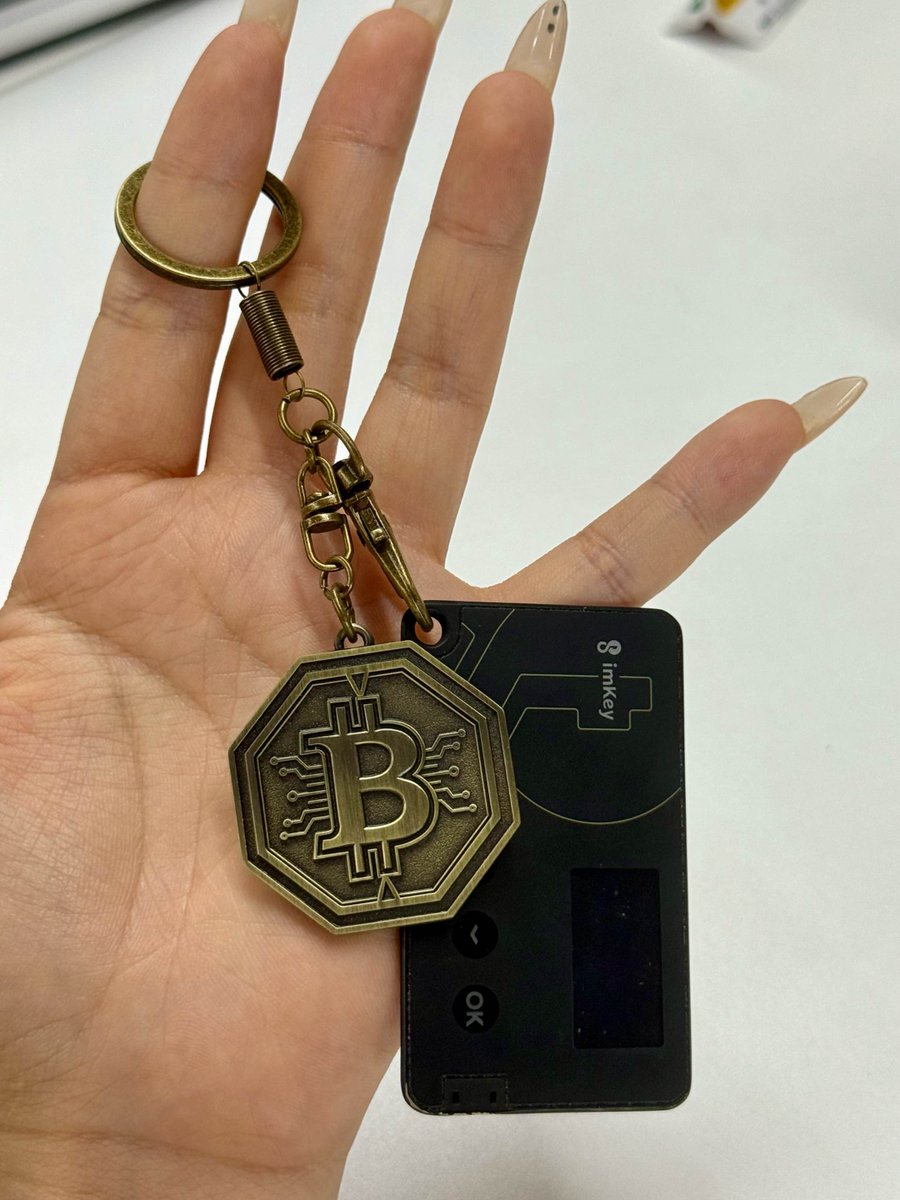 🪙这款 imKey「囤比特币」徽章，你觉得怎么样？
仿佛在说：“我不是富翁，我只是稳健 HODL 党！”

喜欢的话转发+点赞，我们抽 5 位送出徽章！！
不喜欢就当我没说，反正币还是要继续囤！😂👇
#imKey #HODL #硬件钱包