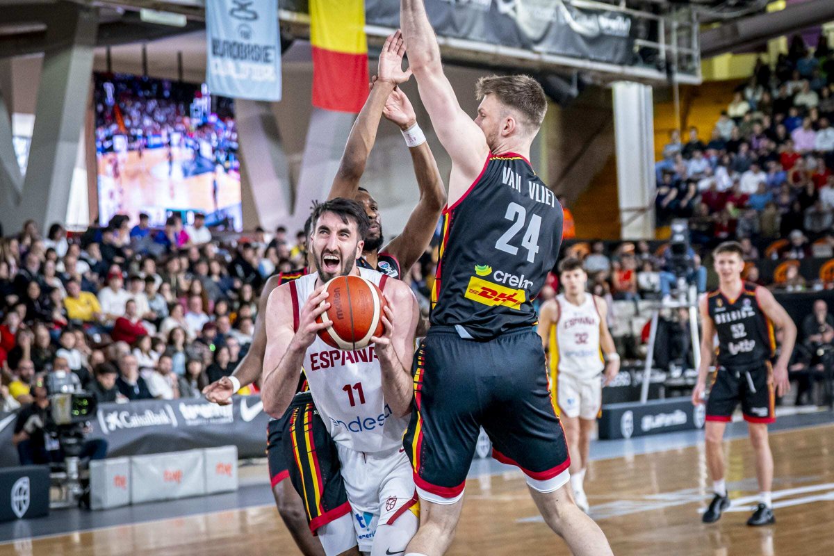 GranCanariaCB's tweet image. 🗣 Eric Vila: "En lo que pienso cuando oigo 'Gran Canaria' es en la afición".
▪ El nuevo ala-pívot amarillo se define como un jugador versátil dentro de la pista. "Tengo muchas ganas de llegar a la isla y empezar a trabajar", afirmó Vila.
➡ cbgrancanaria.net/news/eric-vila…